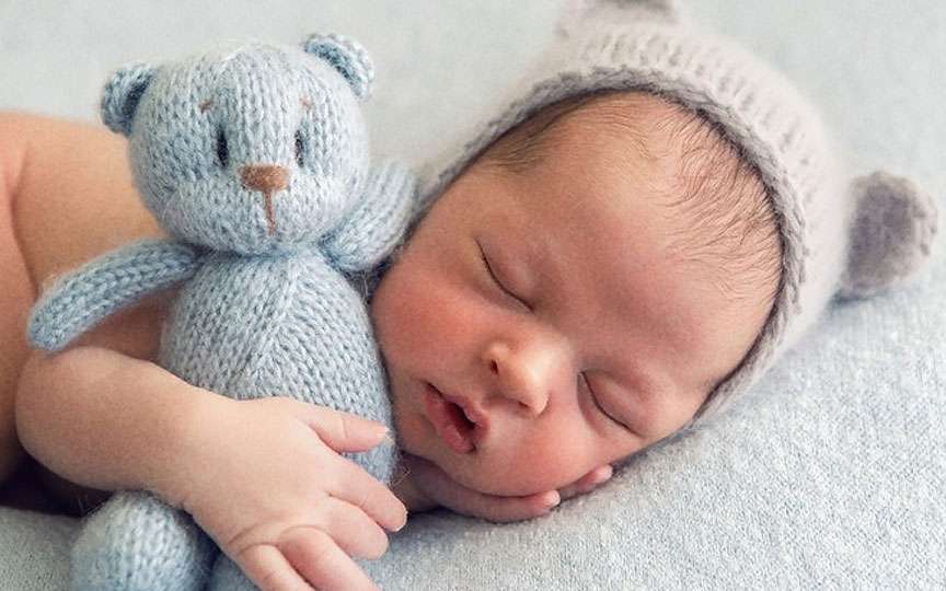 De ce doarme prost bebelușul? Cauze frecvente și semnale de alarmă pentru părinți