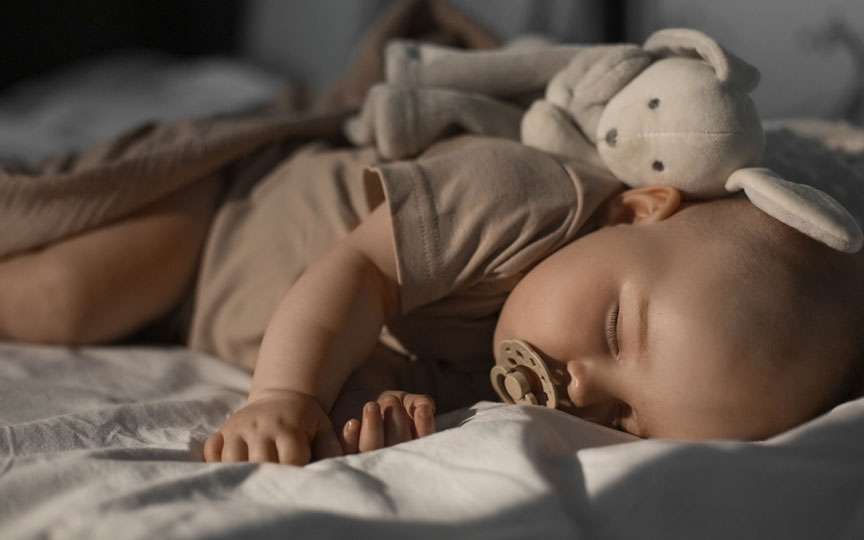 Somnul sugarului pe luni: cât trebuie să doarmă bebelușul și ce este normal