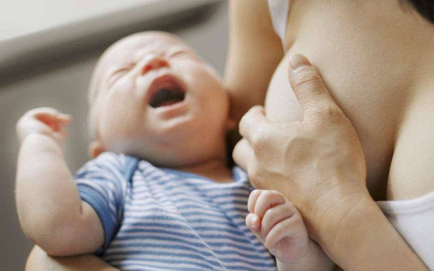 Alimentația sugarului 0–6 luni: soluții când apar probleme