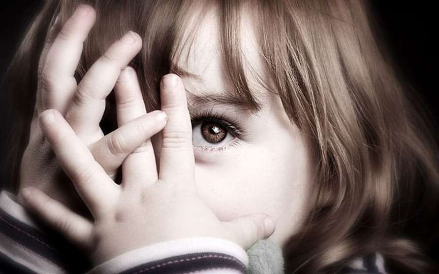 Mamă de 20 de ani, condamnată la trei ani de închisoare pentru violență asupra copilului de un an