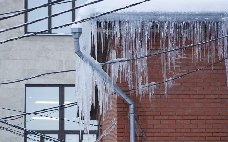 IGSU avertizează: pericol major din cauza țurțurilor și depunerilor de gheață