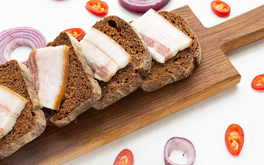 Slănina în sarcină: este permisă, cât se poate consuma și ce riscuri există