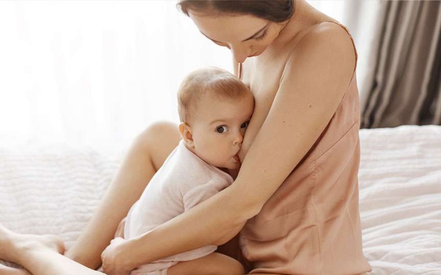 Bebelușul mușcă sânul în timpul alăptării: cauze și soluții explicate de pediatru