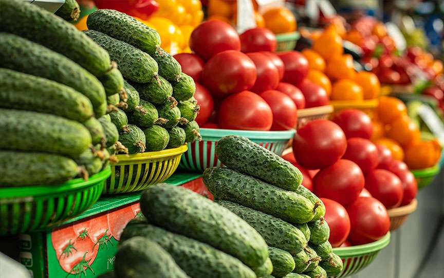Primii castraveți moldovenești au apărut în piețe. Prețul ajunge la 120 de lei kilogramul