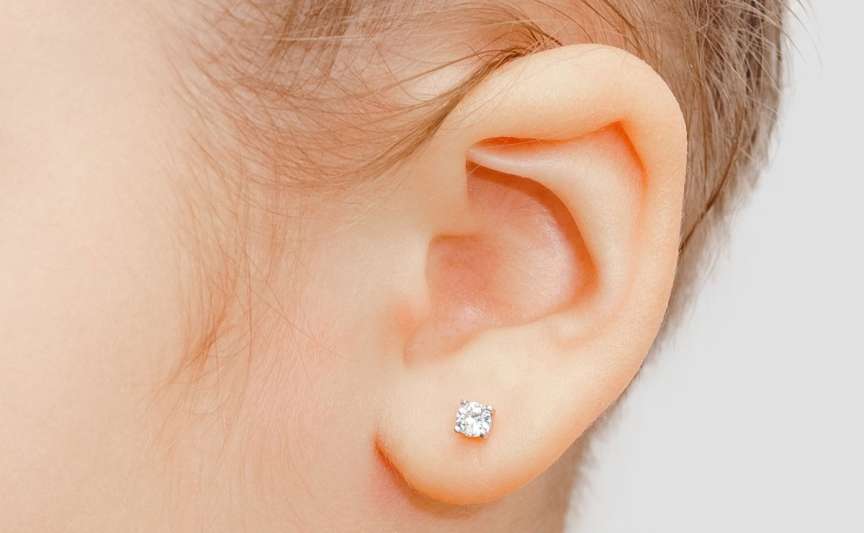 Când se găuresc urechile copiilor – ce recomandă medicii și riscurile reale