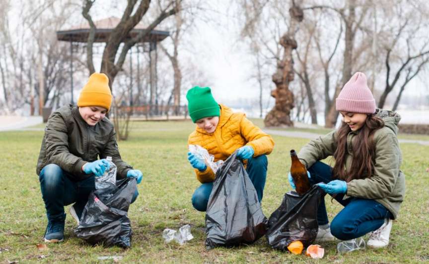 Elevii din Chișinău ies la curățenie: program școlar redus pentru activități ecologice