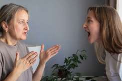 Adolescent agresiv față de părinți – cauze, semne și soluții