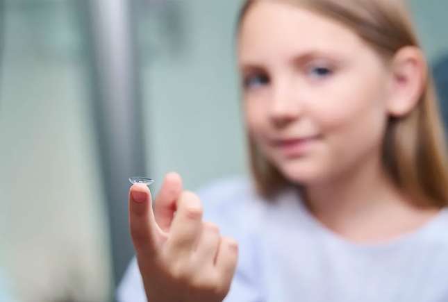 Lentile de contact pentru copii – de la ce vârstă pot fi purtate și cum se aleg corect