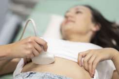 Sarcina extrauterină: cum recunoști simptomele dacă ai test pozitiv și dureri abdominale