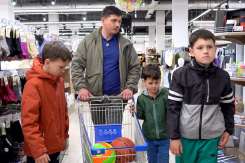 /VIDEO/ Tata la cumpărături cu trei băieți. Lecții de educație financiară și răbdare