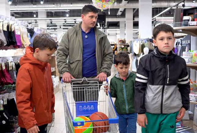 /VIDEO/ Tata la cumpărături cu trei băieți. Lecții de educație financiară și răbdare