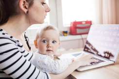 Concediul de maternitate și cel paternal intră la calculul pensiei, potrivit legii adoptate de Parlament