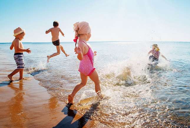 Dușul după piscină sau plajă: de ce este esențial pentru pielea copilului