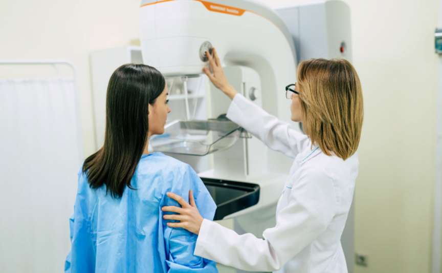 Peste 4.300 de femei, examinate gratuit pentru depistarea precoce a cancerului mamar în 2026