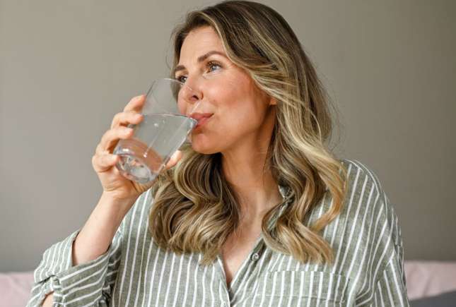 Paharul de apă dimineața: ce spune știința despre efectul asupra metabolismului și greutății