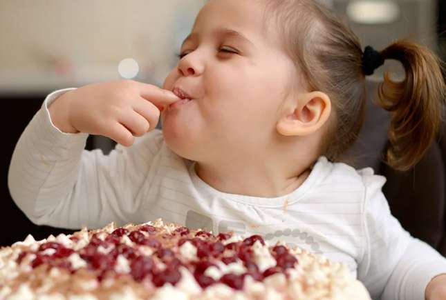 Copilul refuză masa, dar cere dulciuri? 5 pași care funcționează