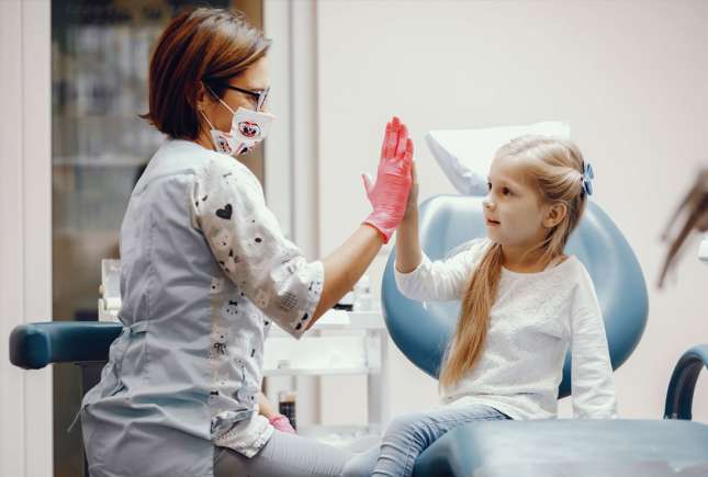 Dinții copilului cresc pe un al doilea rând? 5 semne pentru ortodont