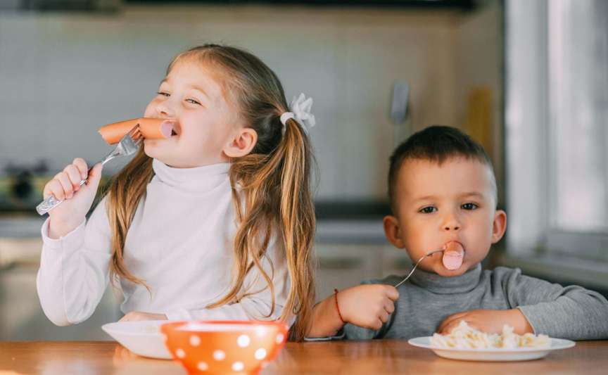 Ce nu ai voie să-i dai copilului sub 5 ani: lista alimentelor care par nevinovate